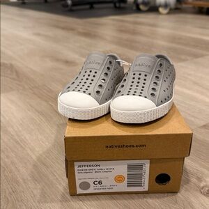 Native Kids Sneakers in Gray and White